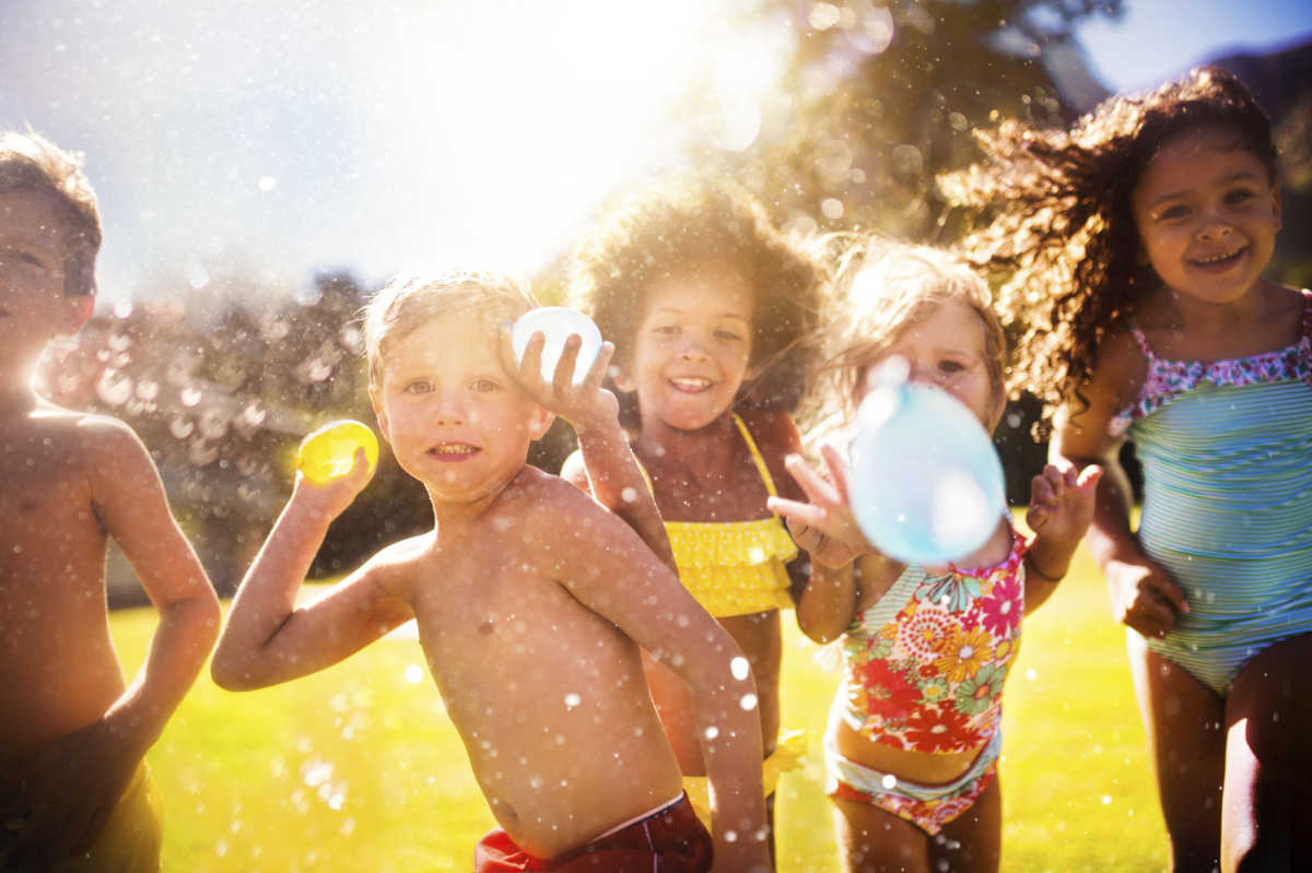 Kinder mit Wasserbomben