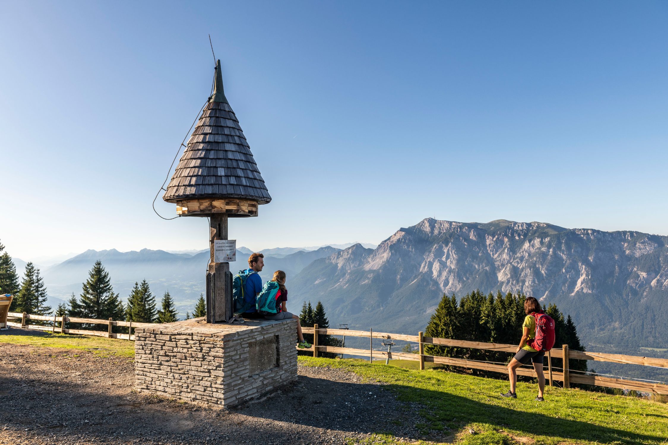 [Translate to DE:] The wayside shrine of Dreiländereck with hikers